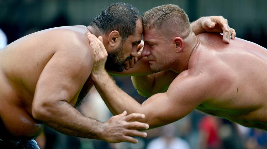 24. Kumluca Yağlı Güreşleri'nde İsmail Balaban başpehlivan oldu