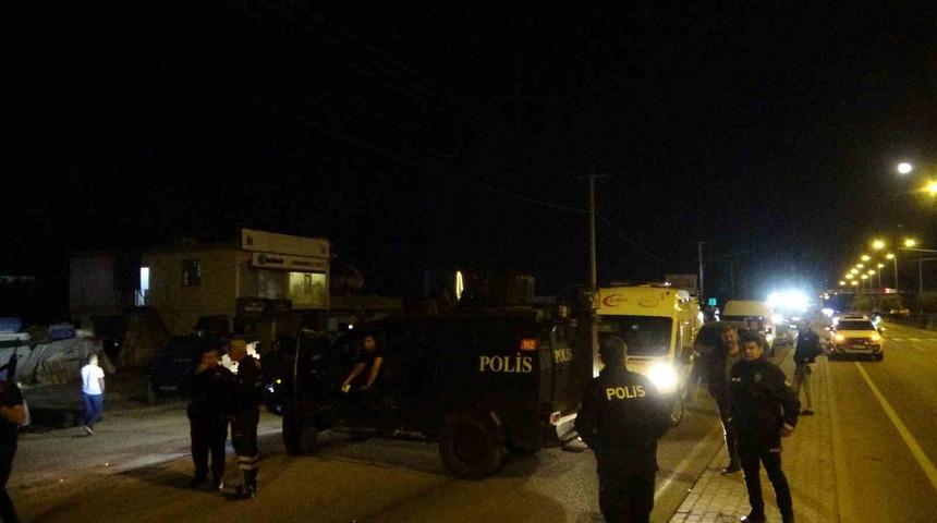 Market borcu tartışması aileleri karşı karşıya getirdi: Polis mahallede set oluşturdu