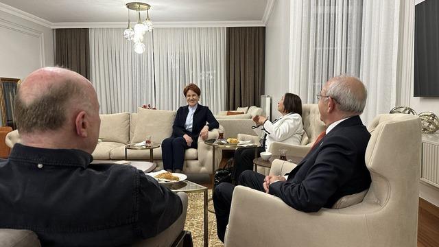 Kılıçdaroğlu ailesi, Meral Akşener ve eşi Tuncer Akşener'i ziyaret etti