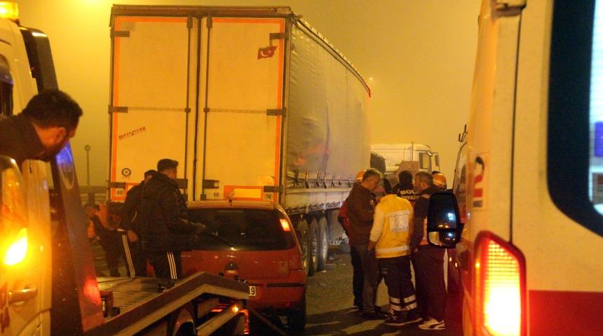 Anadolu Otoyolu'nda kaza! Tıra çarpan otomobildeki 4 kişi yaralandı