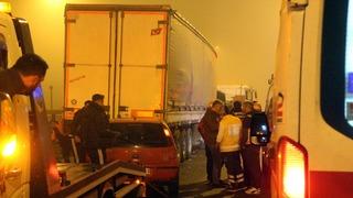 Anadolu Otoyolu'nda kaza! Tıra çarpan otomobildeki 4 kişi yaralandı