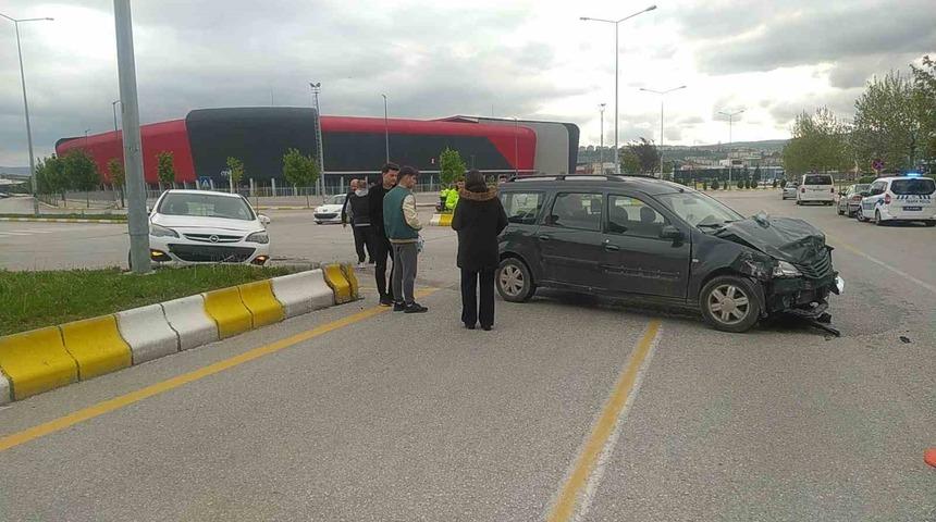 Çorum’da iki otomobilin karıştığı kazada 1 kişi yaralandı