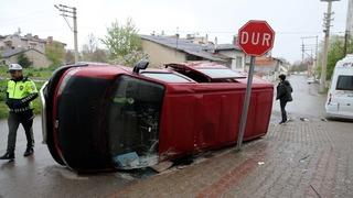 Sivas'ta öğrenci servisi ile panelvanın çarpıştığı kazada 5 kişi yaralandı