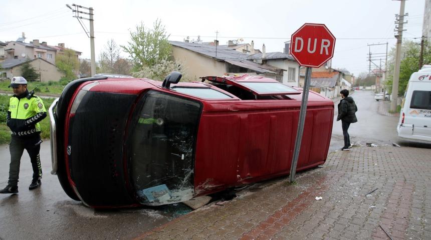 Sivas'ta öğrenci servisi ile panelvanın çarpıştığı kazada 5 kişi yaralandı