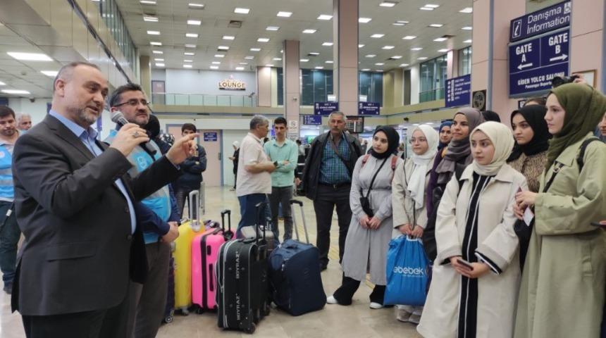 Adana’da üniversite öğrencileri kutsal topraklara dualarla uğurlandı