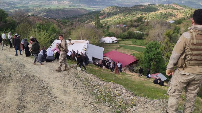 Diyarbakır'da korkunç kaza! Minibüs şarampole devrildi... 2 ölü, 13 yaralı