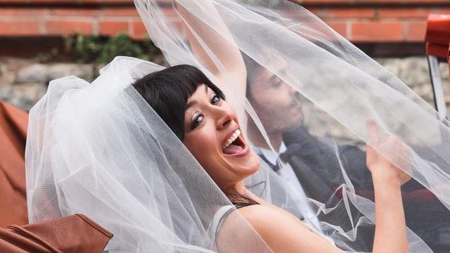 Ezgi Mola sevgilisi Mustafa Aksakallı ile evleniyor! 14 kişilik nikah
