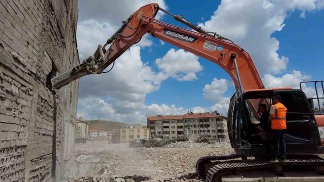 Başkan Dinçer, kentsel dönüşümündeki en son binayı kendisi yıktı