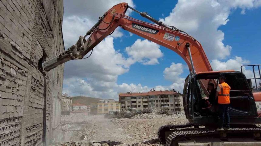 Başkan Dinçer, kentsel dönüşümündeki en son binayı kendisi yıktı