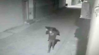 Misafirlikten dönünce televizyonun çalındığını gördü... Hırsızın kimliği polisi bile şaşkına çevirdi! Arka arkaya yürüyorlardı