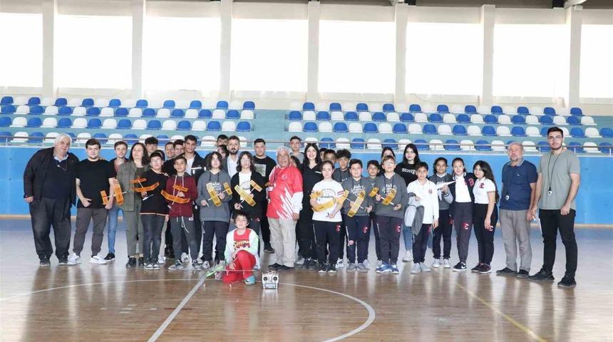 Karaman’da model ve kağıt uçak yarışmaları sona erdi