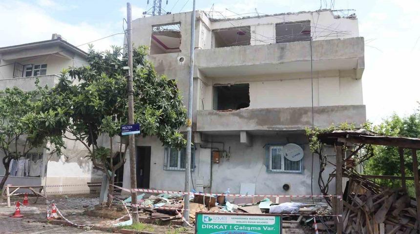 1999 depreminde ağır hasar alan bina yıkılıyor