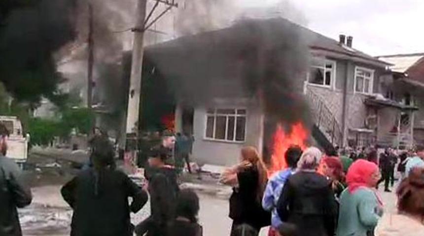 Sakarya'da tehlikeli gerginlik: Namaz sonrası 2 ev ateşe verildi