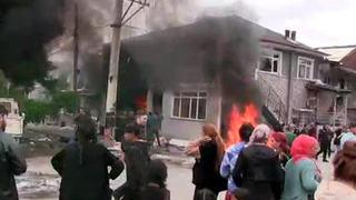 Sakarya'da tehlikeli gerginlik: Namaz sonrası 2 ev ateşe verildi