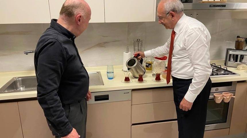 Kemal Kılıçdaroğlu, tepki çeken pankarta mutfakta çekilen fotoğrafıyla yanıt verdi: Biz hayatı paylaşmaktan gurur duyarız