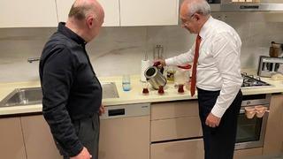 Kemal Kılıçdaroğlu, tepki çeken pankarta mutfakta çekilen fotoğrafıyla yanıt verdi: Biz hayatı paylaşmaktan gurur duyarız