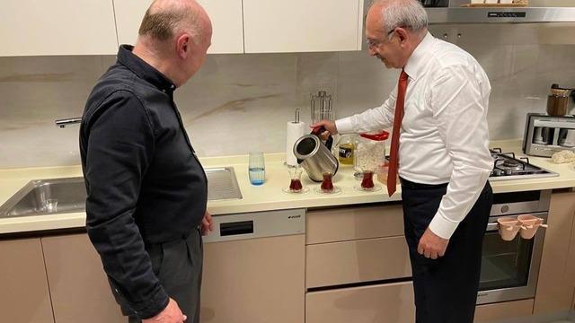 Kemal Kılıçdaroğlu, tepki çeken pankarta mutfakta çekilen fotoğrafıyla yanıt verdi: Biz hayatı paylaşmaktan gurur duyarız
