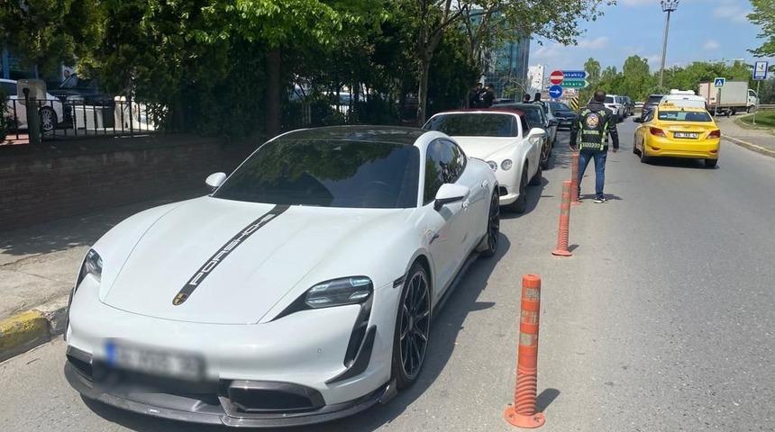 Trafiği tehlikeye atmanın bedeli pahalıya patladı: E-5&rsquo;te drift atılan anlar kamerada
