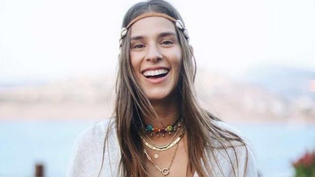 Transparan giyen fenomen Dila Tarkan dekoltesiyle mest etti! Şeyma Subaşı'nın düğününe şıklığı damga vurdu