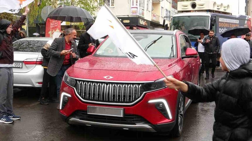 Ardahan&rsquo;da yağışlı havaya rağmen Togg&rsquo;a yoğun ilgi