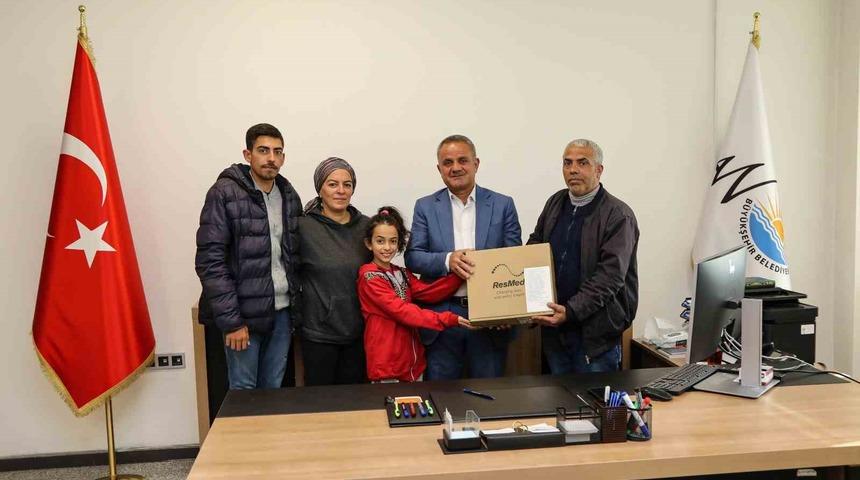 Depremzedeye uyku apnesi ve solunum cihazı hediye edildi