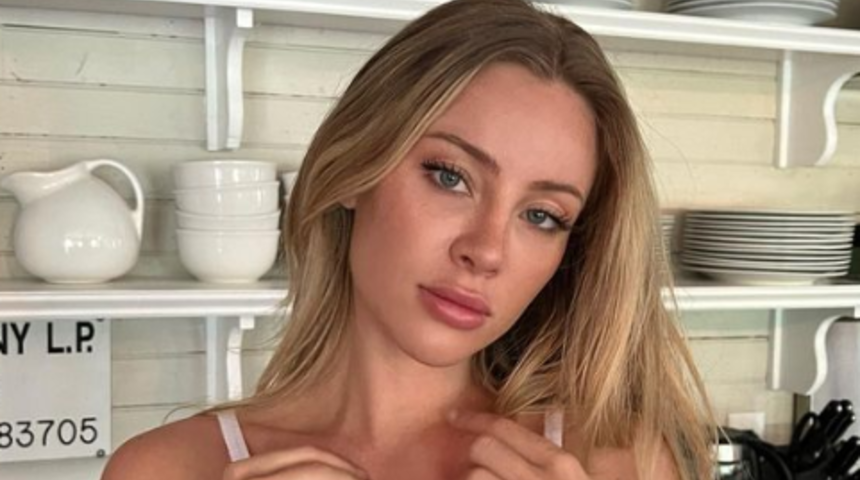 Sosyal medya fenomeni Daisy Keech dekoltesiyle bir görene bir daha baktırdı! Hem göğüs hem de sırt dekoltesi...