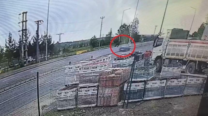 Otomobilin &ccedil;arptığı yaya havada takla attı