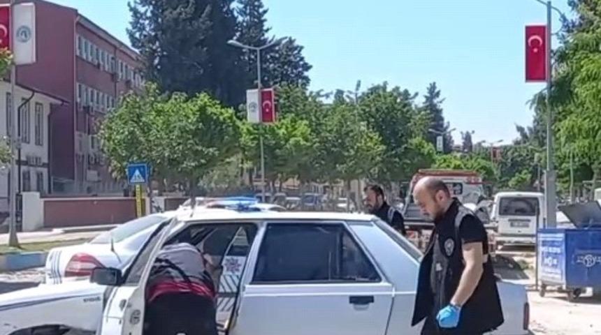 Polislerin kovaladığı şahısların üzerinden silah ve uyuşturucu çıktı