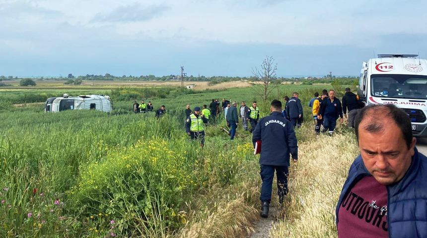 Bursa'da tarlaya devrilen işçi servisindeki 8 kişi yaralandı