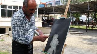 Ünlü ressamlara adeta taş çıkarıyor! Sivaslı ayakkabı boyacısının yaptığı resimleri görenler hayran kalıyor