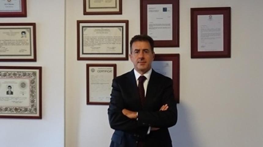 Hukuk derslerini web sitesinde yayınlıyor