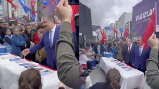 Seçim standını ziyaret eden Bakan Koca'nın eli havada kaldı