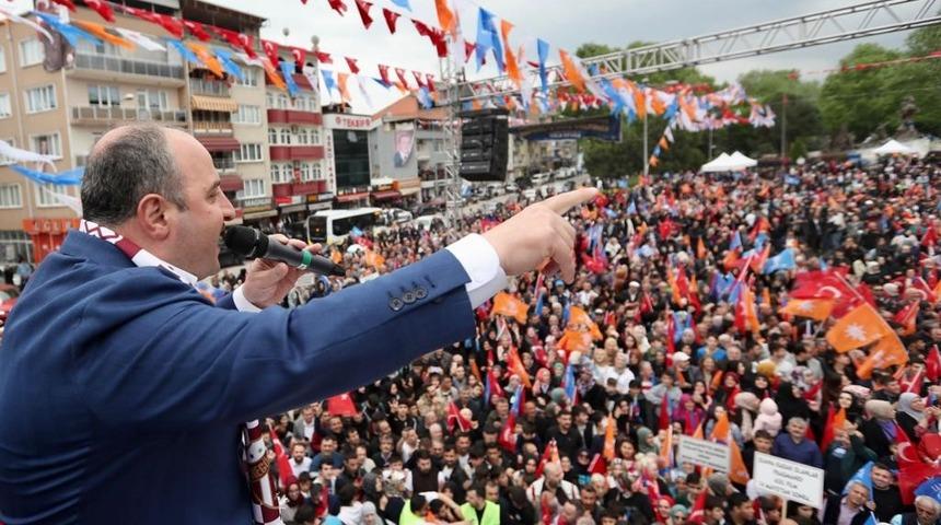 Bakan Varank o pankartı gösterdi: "İtalyanlar ne diyor biz yapmadık! Türkler yaptı, diyor"