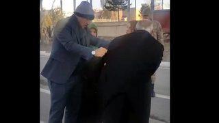 Milletvekili Ilıcalı, paltosunu üşüyen asker babasına verdi