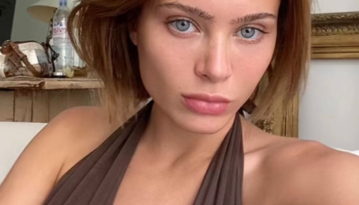 Eski günlerini aratmadı! Çırılçıplak yatağa uzanıp poz verdi