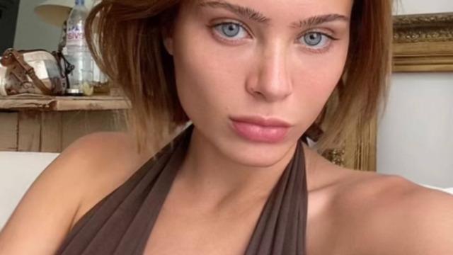 Eski yetişkin film yıldızı Lana Rhoades eski günlerini aratmadı! Çırılçıplak yatağa uzanıp poz verince sosyal medyayı salladı