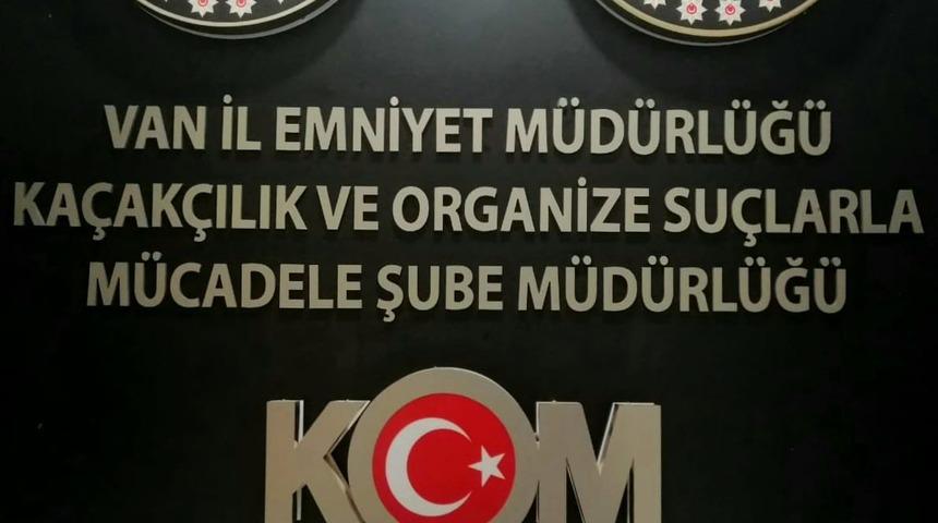 Van'da 1 kilogram uyuşturucu, silah ve mühimmat ele geçirildi