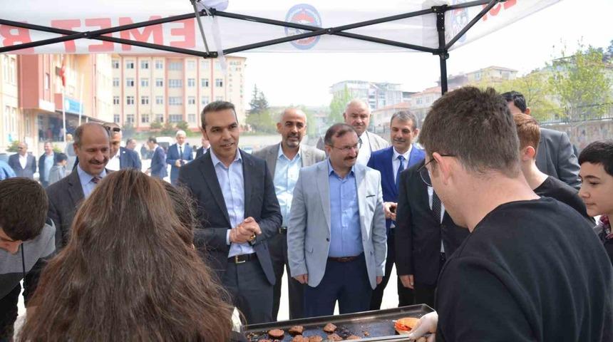 Emet Ashaboğlu Ortaokulu’nda deprem bölgesi için hayır çarşısı