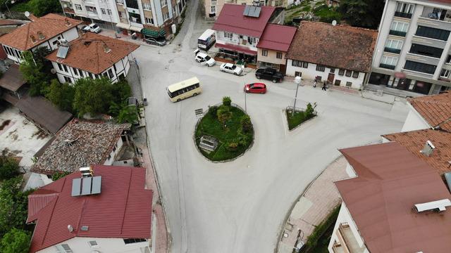 30 yıldır 4 yolun birbirine bağlandığı kavşakta bulunuyor, görenleri şaşırtıyor! Dilden dile dolaşan çarpıcı rivayet: Kepçe...