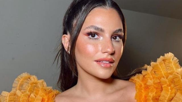 Transparan giyen Derev Clara Kösedağ göğüs dekoltesiyle nefes kesti