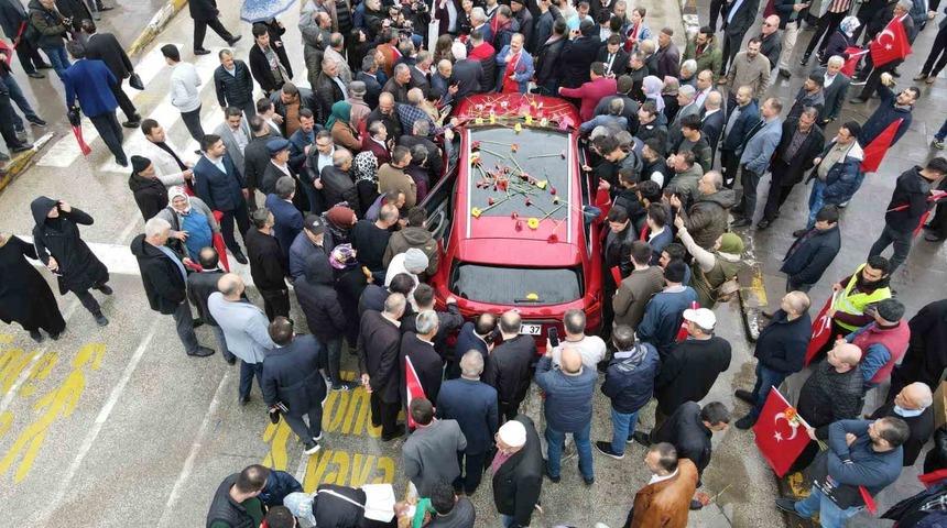 Togg&rsquo;a Kastamonu&rsquo;da yoğun ilgi: Karanfillerle karşılandı