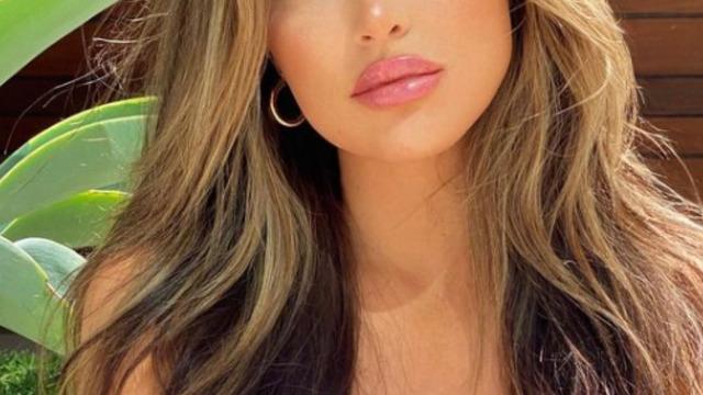 Sosyal medya fenomeni Julia Sandoval’ın sere serpe pozlarına tepki yağdı! Altına hiçbir şey giymediği sanılınca...