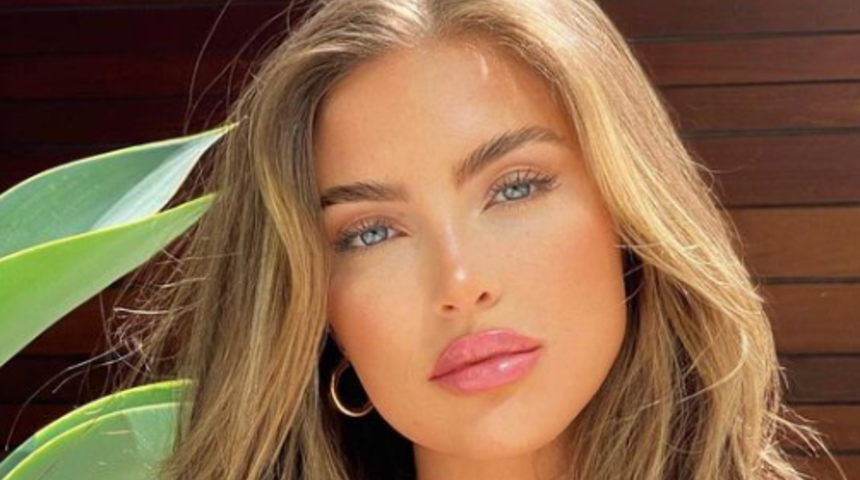 Sosyal medya fenomeni Julia Sandoval’ın sere serpe pozlarına tepki yağdı! Altına hiçbir şey giymediği sanılınca...