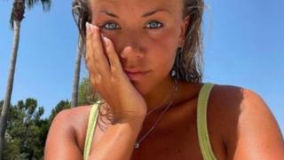 Ünlü futbolcu Alan Shearer'ın kızı Hollie yazı getirdi! Frikik vermesine aldırmadan oturuşuyla gündem oldu