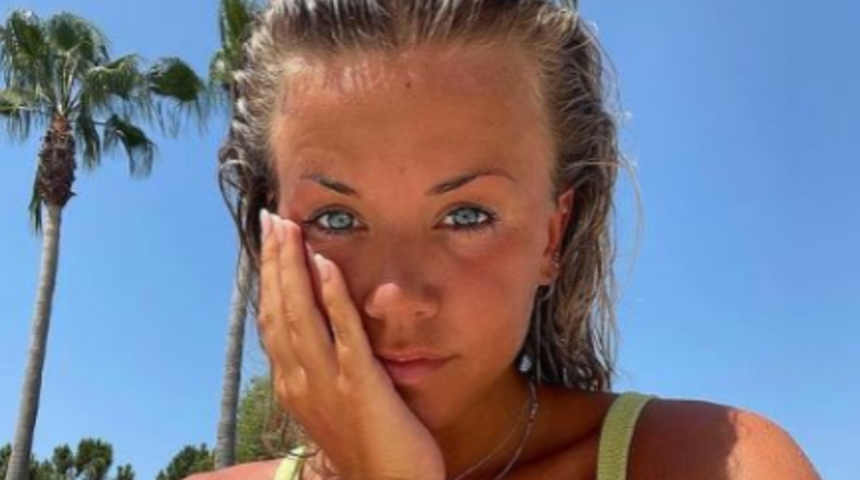 Ünlü futbolcu Alan Shearer'ın kızı Hollie yazı getirdi! Frikik vermesine aldırmadan oturuşuyla gündem oldu