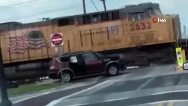 Faciaya ramak kala! Tren, rayların üzerindeki araca çarptı, 3 kişi ölümden son anda kurtuldu