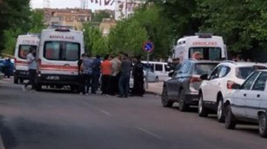 Husumetli aileler arasında adliye çıkışı kavga! Ortalık savaş alanına döndü... 1’i asker, 5 yaralı