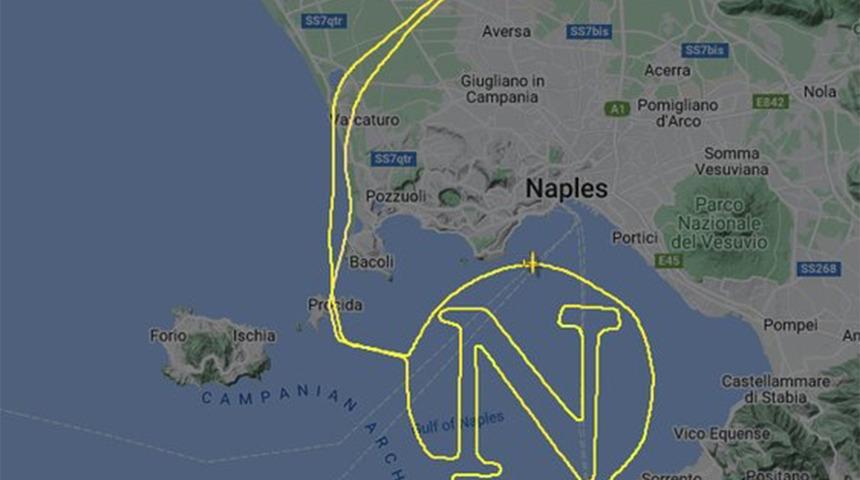 33 yıl sonra şampiyon olan Napoli'nin pilot taraftarından görülmemiş kutlama! Takımının adını göklere yazdı