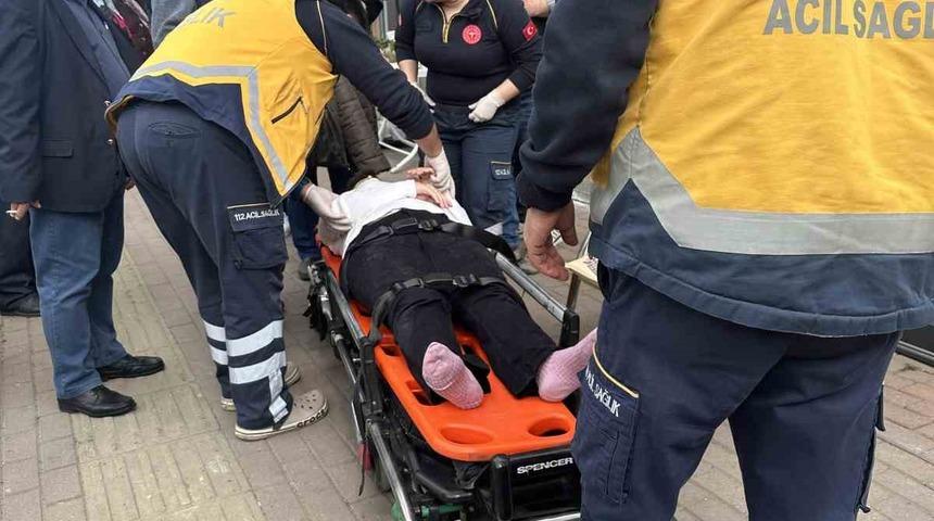 Temizlik aracı yayaya &ccedil;arptı: 1 yaralı