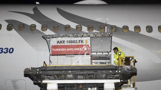 Yurt dışında kullanılan oyları taşıyan uçak Ankara'ya indi! 218 torbada, 532 bin oy pusulası...